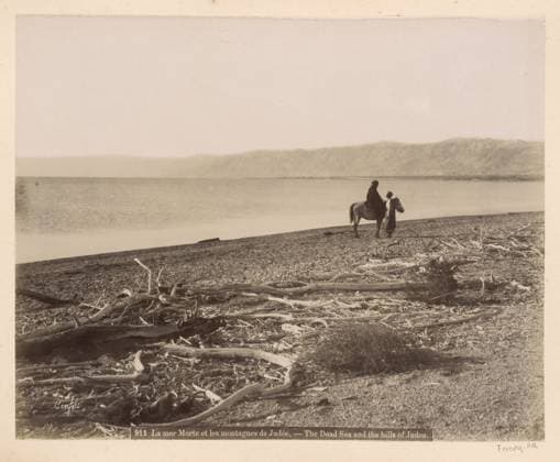 RECORD DATE NOT STATED Rider and Man on the banks of the Dead Sea with branches washed up in the foreground, Maison Bonfils, c. 1867 - c. 1895 photograph Part of Reisalbum with photos of Jerusalem and other biblical places. Dead Sea cardboard. paper. photographic support albumen print sea (+ landscape with figures, staffage). beach Dead Sea Copyright: xpiemagsx rknbpie11012024-22471 !ACHTUNG AUFNAHMEDATUM GESCHÄTZT!