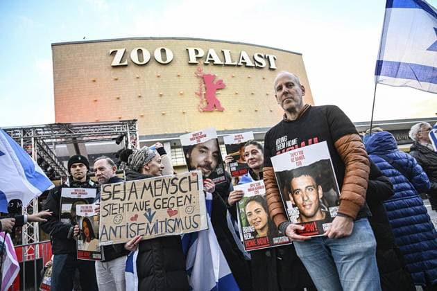 Jewish filmmakers demonstrate against the Berlinale Gala in front of the Zoo Palast FOR EDITORIAL PURPOSES ONLY p Jewish filmmakers demonstrate against the Berlinale Gala in front of the Zoo Palast, initiators of the demonstration are Michael Simon de Normier and Amit Friedman, photographed on 25 02 2024 in Berlin Germany Berlin Berlin Copyright Maur Copyright: MaurizioxGambarini doc7uaqye2ndnsimf7tk2s ,EDITORIAL USE ONLY Copyright: MaurizioxGambarini