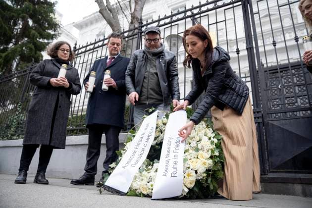 Vienna, Austria March 1, 2024 Ewa Ernst Dziedzic, foreign affairs and human rights spokeswoman for the Greens, lays a wreath of mourning in front of the Russian embassy in Vienna on the occasion of Navalnys funeral.
