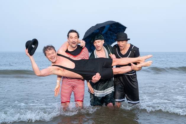 Baltic Lights 2024 in Heringsdorf on the island of Usedom The actors Hendrik Duryn with umbrella , Roman Knizka bare shoulders , Bernhard Bettermann with hat and covered shoulders and Oliver Mommsen red dress Baltic Lights 2024 in Hering