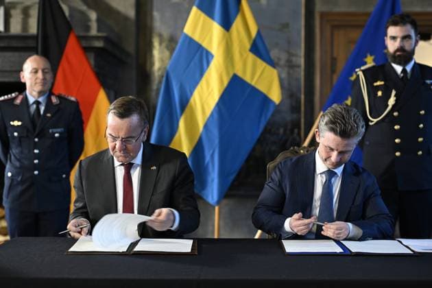 STOCKHOLM , SWEDEN 20240305 German Defense Minister Boris Pistorius and Swedish Defense Minister Pal Jonson sign an updated Letter of Intent (LOI) on the bilateral cooperation between Germany and Sweden at a press conference after their meeting at Karlberg Castle in Solna, Stockholm STOCKHOLM SWEDEN x10050x  Copyright: xPontusxLundahl TTx PRESSTRÄFF FÖRSVARSMINISTRAR TYSKLAND SVERIGE 0fiU6b-0CGU