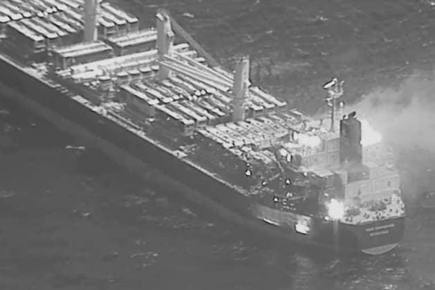 Bilder des Jahres 2024, News 03 März News Themen der Woche KW10 News Bilder des Tages At approximately 11:30 a.m. (Sanaa time) on Wednesday, March 6, 2024, an anti-ship ballistic missile (ASBM) was launched from Iranian-backed Houthi terrorist-controlled areas of Yemen toward M V True Confidence, a Barbados-flagged, Liberian-owned bulk carrier, while transiting the Gulf of Aden. The missile struck the vessel, and the multinational crew reported three fatalities and at least four injuries, of which three are in critical condition, and significant damage to the ship. The crew abandoned the ship, and coalition warships responded and are assessing the situation. Photo via U.S. Central Command WAX2024030601 U.S.xCENTRALxCOMMAND