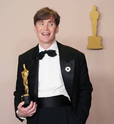 Bilder des Jahres 2024, Entertainment 03 März Cillian Murphy of Oppenheimer, celebrates backstage with his Best Actor Oscar, one of the film s seven wins, including the Best Picture, during at the 96th annual Academy Awards in Los Angeles, California, on Sunday, March 10, 2024. Since 1929, the Oscars have recognized excellence in cinematic achievements. LAP20240310872 PATxBENIC