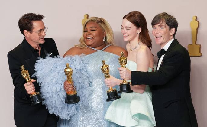 Bilder des Jahres 2024, Entertainment 03 März Entertainment Themen der Woche KW10 Entertainment Bilder des Tages Best Actor in a Supporting Role Robert Downey Jr. of Oppenheimer, Best Actress in a Supporting Role Da Vine Joy Randolph of The Holdovers, Best Actress Emma Stone of Barbie, and Best Actor Cillian Murphy of Oppenheimer, celebrate their Oscars backstage at the 96th annual Academy Awards in Los Angeles, California, on Sunday, March 10, 2024. Since 1929, the Oscars have recognized excellence in cinematic achievements. LAP20240310881 PATxBENIC