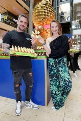Marc Barthel and Anna Hofbauer at the charity sale of Lindt Easter bunnies in aid of Hamburger Tafel e V and the Budnian Foundation in the Europa Passage Hamburg, 14 03 2024 Foto:xgbrcix xFuturexImagex osterhasebverkauf_4316