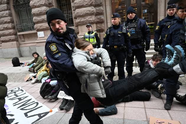 STOCKHOLM, SWEDEN 20240315 Greta Thunberg is carried away by police during a climate action outside the Parliament building STOCKHOLM, SWEDEN x10080x  Copyright: xFredrikxSandberg TTx KLIMATDEMONSTRATION WGCORQcPWUY