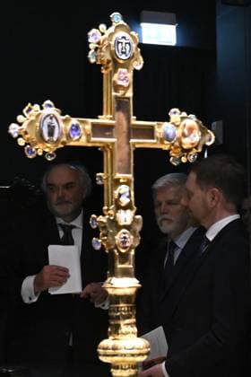 Czech President Petr Pavel, center, attends opening of exhibition entitled Fragments of Memory: The Treasury of St Vitus Cathedral in Prague, on March 15, 2024, in Dresden, Germany. On the left side is seen curator Jiri Fajt, on the right is seen Saxon Prime Minister Michael Kretschmer and in the foreground is seen Coronation Cross of Bohemia. (CTKxPhoto OndrejxHajek) CTKPhotoP2024031505863  CTKPhotoP2024031505863