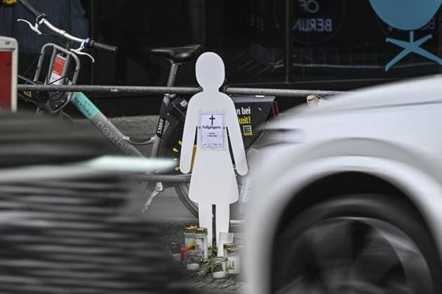 Silent vigil over fatal accident FOR EDITORIAL PURPOSES ONLY EDITORIAL USE ONLY p Silent vigil over the serious accident on 9 3 2024 near Potsdamer Platz in which a driver killed a mother and her child, photographed on 16 03 2024 in Berlin Germany Berlin Berlin Copyright MaurizioxGambarini Copyright: MaurizioxGambarini doc7uky1czrvdev8obcm7a ,EDITORIAL USE ONLY Copyright: MaurizioxGambarini