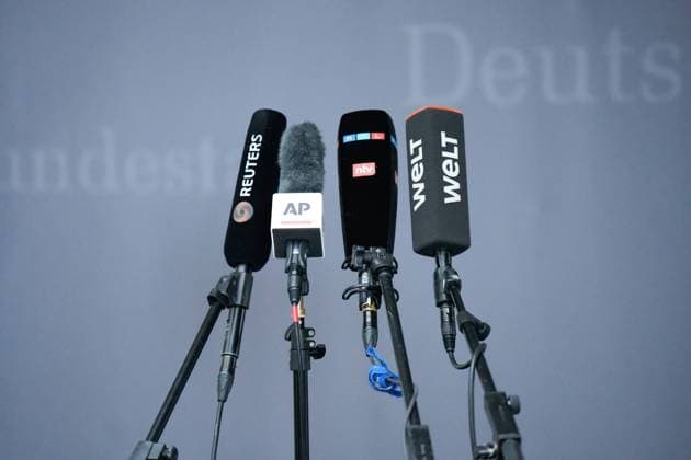 Media, press, microphone Symbolic picture with many microphones, in the background Bundestag Berlin GER