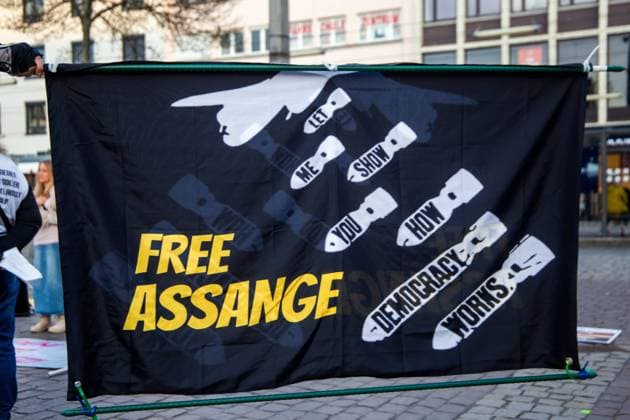 Mannheim, March 20, 2024 Rally of OffGes OFFENE GESELLSCHAFT KURPFALZ for the stop of further arms deliveries to Ukraine and the start of peace negotiations A banner with the inscription FREE ASSANGE is also on display Copyright: xx