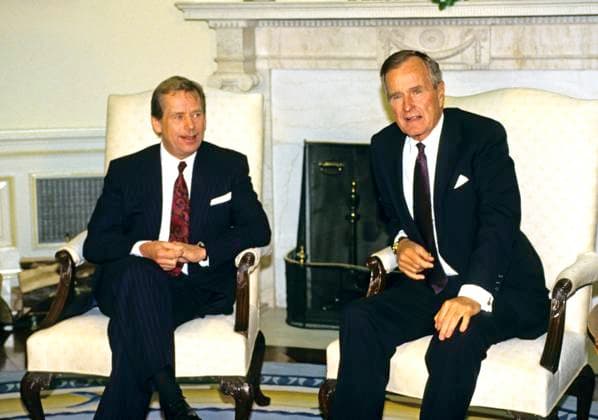 Bush and Havel United States President George H.W. Bush, right, meets President Václav Havel of Czechoslovakia, left, in the Oval Office of the White House in Washington, DC on October 22, 1991. Havel is visiting Washington for a State Visit. Credit: Ron Sachs CNP Washington District of Columbia United States of America EDITORIAL USE ONLY Copyright: xx 57417-13 RonxSachsx cnpphotos126337