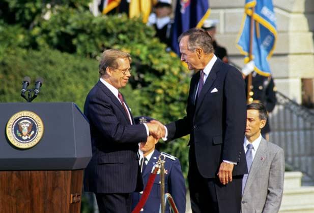 Bush and Havel United States President George H.W. Bush, right, shakes hands with President Václav Havel of Czechoslovakia, left, as he hosts a State Arrival ceremony on the South Lawn of the White House on October 22, 1991. Havel is visiting Washington for a State Visit. Credit: Ron Sachs CNP Washington District of Columbia United States of America EDITORIAL USE ONLY Copyright: xx 57415-38 RonxSachsx cnpphotos126345