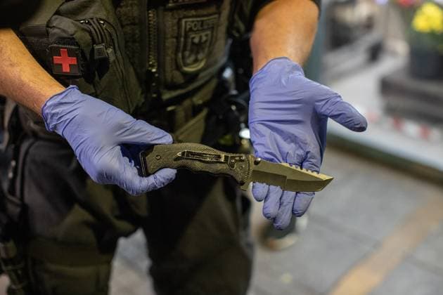 The Federal Police, together with the state police, DB Sicherheit and Hochbahn, checked the weapons control zone at Hamburg Central Station on Saturday night Various weapons were seized Copyright: xBlaulicht-News.dex