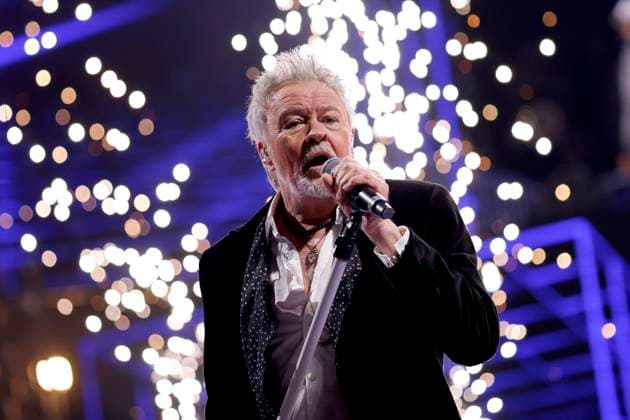Singer Paul Young performing at the event Die 80er live Die größte 80er Party der Welt in der Arena auf Schalke During the show it was confirmed The party set a new world record and is now officially the largest event of its kind in the world with almost 45,000 visitors Gelsenkirchen, 23 03 2024 NRW Germany Copyright: xChristophxHardtx