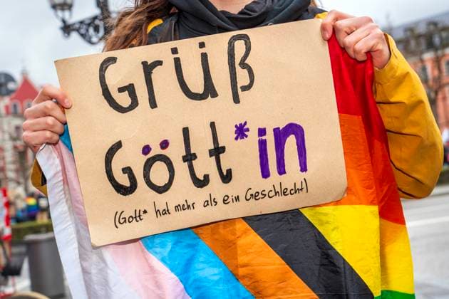 Grüß Göttin, sign at demonstration against gender ban, Munich, March 2024 Germany, Munich, March 24, 2024, Grüß Göttin, sign at demonstration against Söders gender ban, motto Wir lassen uns den Mund nicht verbieten, demonstration by SlutWalk Munich, Gärtnerplatz from 1 pm, approx. 150 200 participants, rainbow flag, gender, politics, protest, Bavaria,