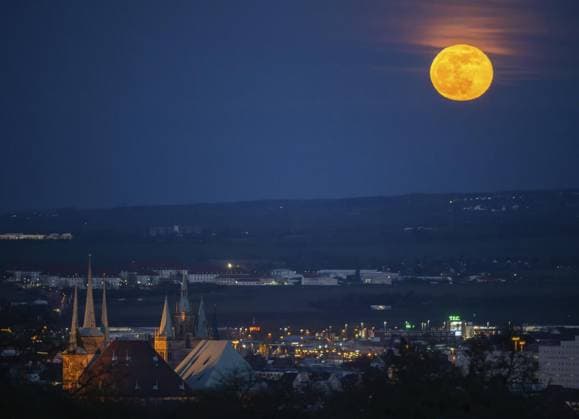 FULL MOON OVER ERFURT FOR EDITORIAL PURPOSES ONLY EDITORIAL USE ONLY p 25 03 2024 Erfurt The reddish, yellow shining full moon rises in the evening on the horizon over the state capital Erfurt in the foreground the cathedral and Severi can be seen Germany Thuringia Erfurt Copyright SaschaxFromm Copyright: SaschaxFromm doc7ups3bgzpo2e4j9ral5 ,EDITORIAL USE ONLY Copyright: SaschaxFromm
