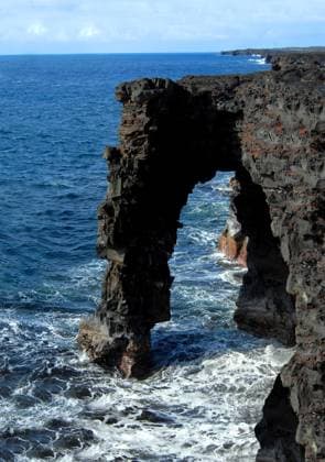 Holei Sea Arch is one among many formed by the rough waves found on the coast of Hawaii Volcanoes National Park on the Big Island. Copyright: xBonitaxCheshierx xDesignxPicsx , 32666794 Copyright: BonitaxCheshierx xDesignxPics 32666794 !ACHTUNG AUFNAHMEDATUM GESCHÄTZT! RECORD DATE NOT STATED