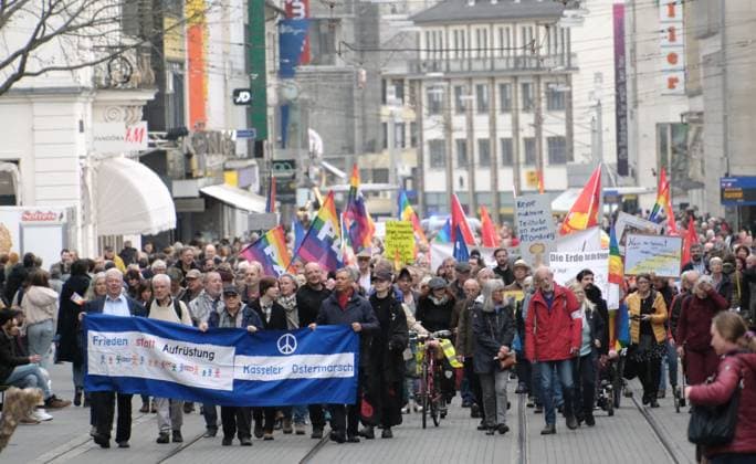 30 03 2024 xkhx Kassel, Kassel Easter March 2024 On the banners demands for negotiating instead of shooting Disarming instead of arming Peace capability instead of war capability Among the participants, the banners pro Palestine and anti-Israel dominated KH
