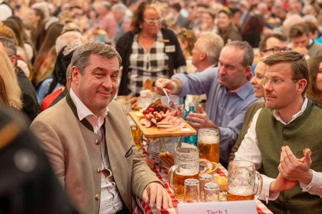 Nuremberg Spring Folk Festival 2024 Beer tapping A happy Prime Minister Markus Söder CSU at the beer tapping of the Nuremberg Folk Festival Opposite the Lord Mayor of Nuremberg Macus König CSU In the background Hubert Aiwanger Nuremberg Bavaria Germany 20240330-6V2A8411-Bearbeitet
