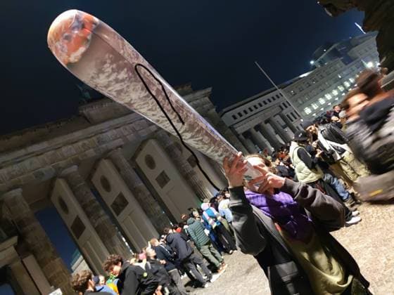 Berlin, Germany, 01 04 2024 Brandenburg Gate Potheads celebrate the partial legalization of cannabis with a smoke In A man pulls on a giant joint not only dummy, allegedly works Copyright: xdtsxNachrichtenagenturx dts_33721