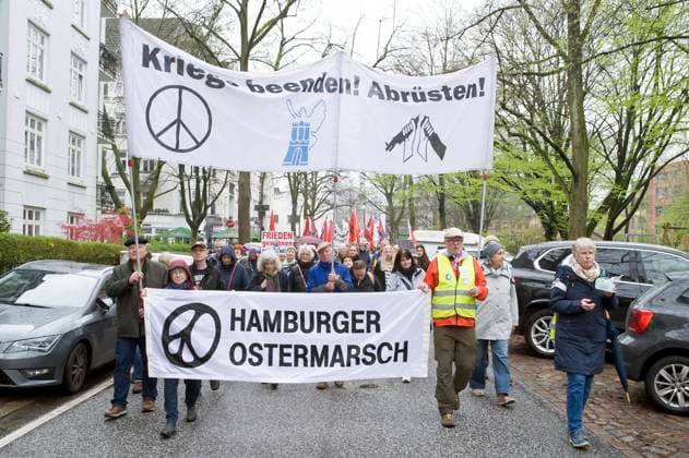 Easter March 2024 in Hamburg 20240401ad077 Easter March 2024 in Hamburg War is not a means to resolve conflicts Stop the war course of the Federal Government Demonstration Protest Rally Peace Movement Organizer Hamburg Forum for International Understanding and Global Disarmament Hamburg Hamburg Germany Copyright: xAchimxDuwentästerx