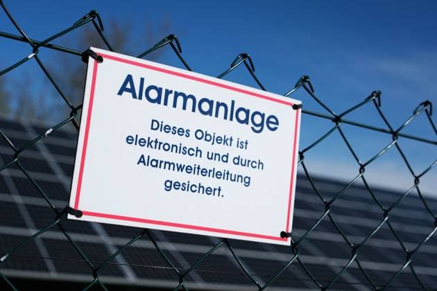 Indication of security by an alarm system on the fence of a solar installation