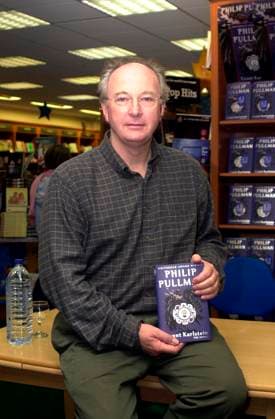 PHILLIP PULLMAN BOOK SIGNING PHILLIP PULLMAN AT THE OTTAKERS BOOKSHOP IN BANBURY TO SIGN COPIES OF HIS NEW BOOK COUNT KARLSTEIN . 16TH NOVEMBER 2002. PICTURES CLA, Credit:Barry Clack Avalon 0543259410