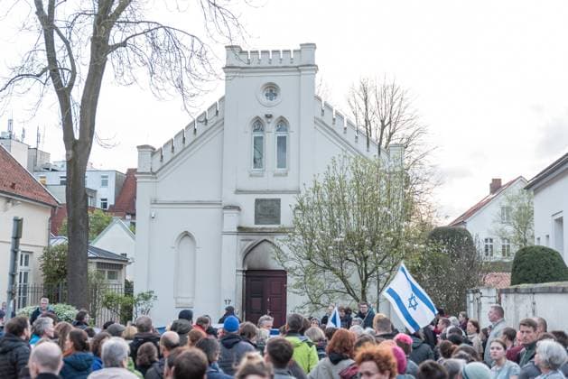 Oldenburg Vigil after an arson attack on the synagogue in Oldenburg on 05 04 2024 Vigil after an arson attack on the synagogue in Oldenburg on 05 04 2024 In the people at the rally, the synagogue in the background On Friday Copyright: xFabianxSteffensx EP_FSS