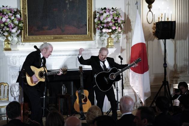 Songwriter, recording artist and philanthropist Paul Simon performs as US President Joe Biden and first lady Jill Biden host Prime Minister Kishida Fumio of Japan for an entertainment reception in the State Dining Room at the White House in Washington on April 10, 2024. Credit: Yuri Gripas Pool via CNP Featuring: Paul Simon, Joe Biden Where: Washington, District of Columbia, United States When: 10 Apr 2024 Credit: Yuri Gripas POOL via CNP INSTARimages.com EDITORIAL USE ONLY. NOT FOR USE BY NEWSPAPERS BASED IN THE UK. Copyright: xYurixGripasx-xPoolxviaxCNPx instar53632921