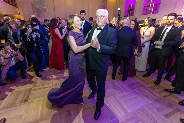 Berlin Federal Press Ball 2024, Berlin, 12 04 2024 Federal President Frank Walter Steinmeier and his wife Elke Buedenbender open the ball with a waltz Federal Press Ball 2024, Hotel Adlon Kempinski Berlin, 12 04 2024 Copyright: xEibner-Pressefoto JadrankoxMarjax EP_JMC