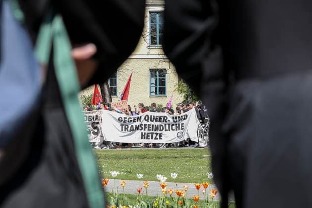 13 04 2024, Feminism on the offensive Demo, Munich On the occasion of the right-wing conservative March for Life, several thousand people took to the streets in counter-protest against the march Under the slogan Feminism on the offensive, they demanded a right to abortion and support for womens right to self-determination Bavaria Germany
