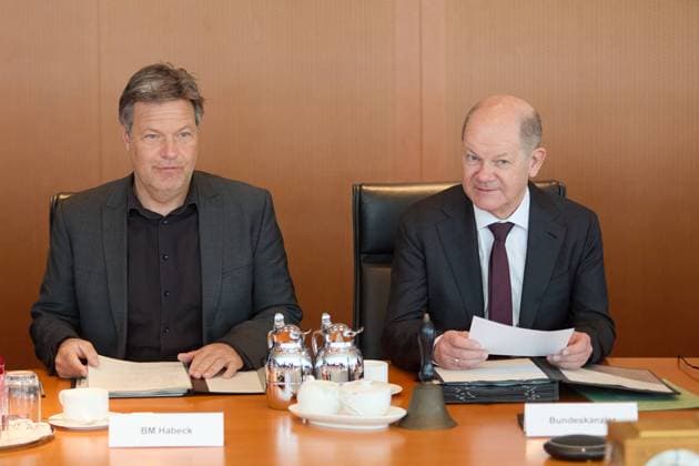 Berlin, Germany, 17 04 2024 Federal Chancellery Cabinet meeting L R Economics Minister Robert Habeck, Greens, and Federal Chancellor Olaf Scholz, SPD Copyright: xdtsxNachrichtenagenturx dts_34595