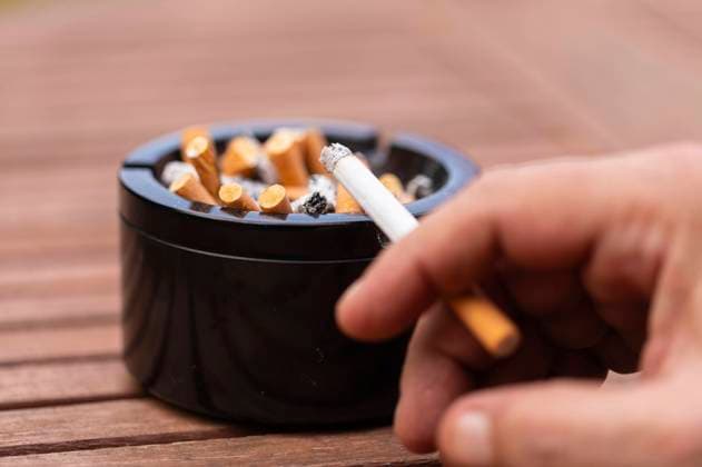 Burkhard Blienert, the Federal Governments Drug Commissioner, has spoken out in favor of more decisive action against tobacco consumption He could imagine a smoking ban like in Great Britain In the picture an ash container full of cigarette butts Symbolic photo, symbolic image Niedernwöhren, 17 04 2024 Foto:xB.xSchubertx xFuturexImagex rauchen_4413