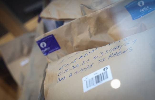 Pieces of evidence pictured during the jury constitution session at the assizes trial of Benoit Corman and Assumpta Nsimyumuremyi, before the Assizes Court of Hainaut Province, in Mons, on Thursday 18 April 2024. Corman and Nsimyumuremyi are prosecuted for the murder of 56 year old Maria Isabel Allarca Sanz who was found dead, strangled at her home in Gosselies. VIRGINIExLEFOUR 91197277