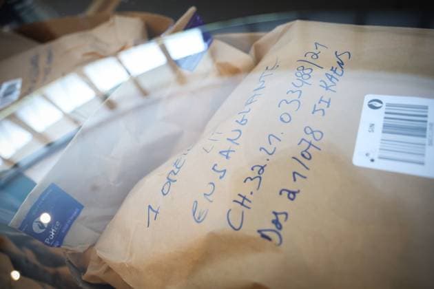 Pieces of evidence pictured during the jury constitution session at the assizes trial of Benoit Corman and Assumpta Nsimyumuremyi, before the Assizes Court of Hainaut Province, in Mons, on Thursday 18 April 2024. Corman and Nsimyumuremyi are prosecuted for the murder of 56 year old Maria Isabel Allarca Sanz who was found dead, strangled at her home in Gosselies. VIRGINIExLEFOUR 91197280