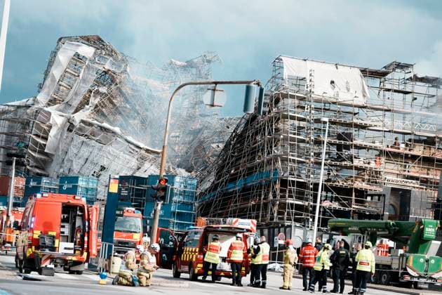 The outer wall of the Stock Exchange has collapsed towards Boersgade, Copenhagen, Thursday, April 18, 2024 On Tuesday morning, a fire was  Copyright: ThomasxTraasdahlx spdk20240418-172801-L