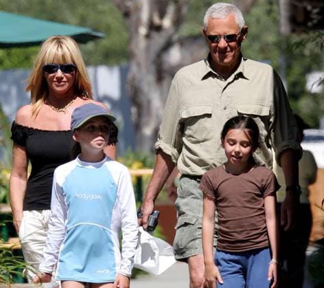 Suzanne Somers and family eat at the Malibu Country Mart 10596, MALIBU, CALIFORNIA - Friday July 7 2006. EXCLUSIVE Former actress Suzanne Somers and husband Alan Hamel pay a visit to the Malibu Country Mart for lunch with two young girls. The group ate at the upmarket Tra De Noi restaurant. Photograph: John Calabrese, Matt Symons, Pacificcoastnews.com UK OFFICE: +44 131 225 3333 3322 US OFFICE: 1 310 261 9676,  Copyright: xJohnxCalabrese,xMattxSymons,xPacx xAvalonx 0533375666