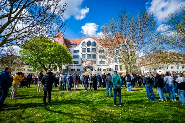 REMEMBRANCE OF AMOCIATION AT ERFURT GUTENBERG GYMNASIUM 26 04 2024 Erfurt The 22 day of remembrance on the occasion of the rampage on April 26, 2002 at the Gutenberg Gymnasium on April 26, 2024 People gather in front of the school to commemorate the event
