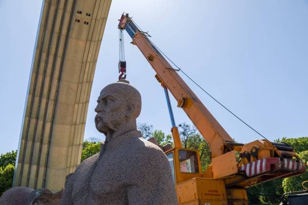 Bilder des Jahres 2024, News 04 April News Bilder des Tages KYIV, UKRAINE - APRIL 30, 2024 - The dismantling of the monument commemorating the Pereiaslav Agreement, an official meeting that convened for a ceremonial pledge of allegiance by Cossacks to the Tsar of Russia in the town of Pereiaslav, central Ukraine, in January 1654, begins under the Arch of Freedom of the Ukrainian People, formerly known as the Peoples? Friendship Arch, Kyiv, capital of Ukraine. Monument to Pereiaslav Agreement to be dismantled in Kyiv Copyright: xKirilxChubotinx