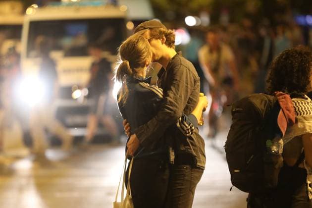 Berlin, Germany, 01 05 2024 Neukölln Kreuzberg Revolutionary May Day demonstration A couple kissing towards the end of the demonstration at Südstern Copyright: xdtsxNachrichtenagenturx dts_35890