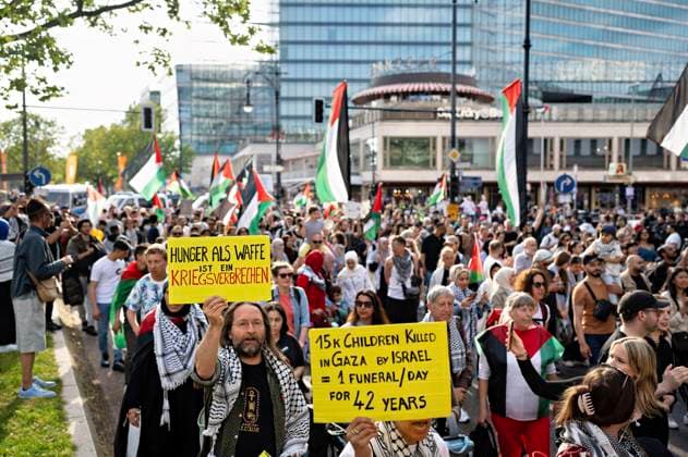 Pro-Palestinian demonstrators at a demonstration under the slogan Solidarity with Palestine Stop Genocide Now in Berlin Charlottenburg Berlin, 04 05 2024 Foto:xS.xZeitzx xFuturexImagex palaetima_demo_4508