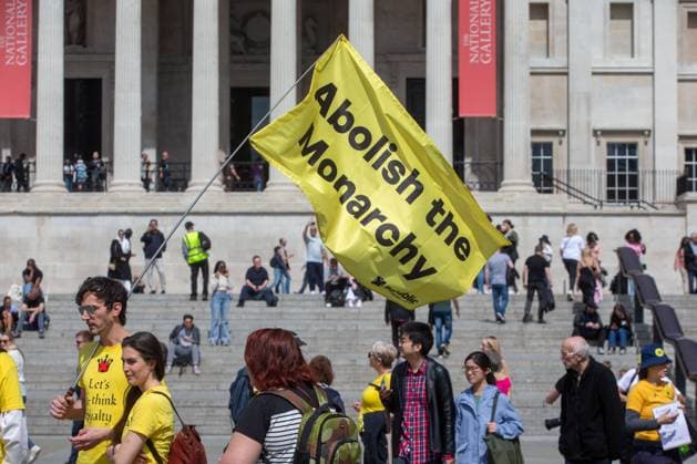 May 5, 2024, London, England, United Kingdom: Anti-monarchy group Republic stage a protest in Trafalgar Square on the first anniversary of the crowning of King Charles III. London United Kingdom - ZUMAs262 20240505_zip_s262_232 Copyright: xTayfunxSalcix