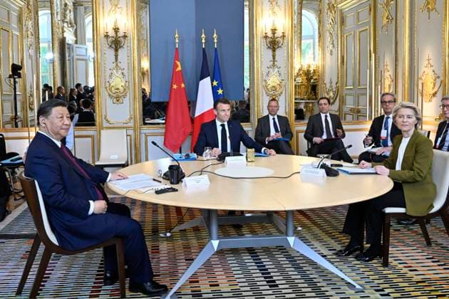 Bilder des Jahres 2024, News 05 Mai News Themen der Woche KW19 News Bilder des Tages French President Emmanuel Macron, European Commission President Ursula Von Der Leyen and Chinese President Xi Jinping meet at the Elys�e Palace in Paris French President Emmanuel Macron, accompanied by Emmanuel Bonne, diplomatic advisor to the French President, la prà sidente de la Commission europà enne Ursula Von Der Leyen et la prà sident chinois Xi Jinping lors dun entretien au palais prà sidentiel de lElysà e à Paris, France, le 6 mai 2024 Eric Tschaen Pool Bestimage French President, European Commission President and Chinese president during a meeting at the Elysee presidential palace in Paris, France, on May 6, 2024 Paris France Copyright: xEricxTschaen Pool BestimagexEricxTschaen Pool Bestimagex