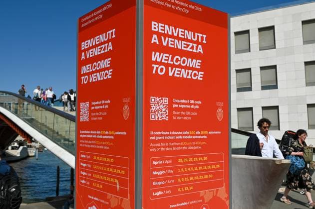 29 04 2024 In the photo A stele informs visitors to the Italian city of Venice about an entrance fee for day visitors Five euros had to be paid by every visitor who wanted to visit the lagoon city The fee applied continuously from April 25 to May 5 From the weekend onwards, visitors will have to pay admission on practically every Copyright: xEHLxMedia Erik-HolmxLanghofx 240429_venedig-eintrittsgeld_5