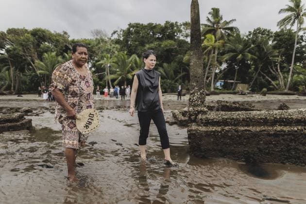 R L Annalena Baerbock Buendnis 90 Die Gruenen , Federal Foreign Minister, and Lavenia McGoon, resident of the Togoru settlement, photographed during a briefing on coastal erosion at a cemetery flooded by rising sea levels near the Togoru settlement, 07 05 2024 Baerbock travels to Australia, New Zeala Copyright: xFlorianxGaertnerxAAxphotothek.dex