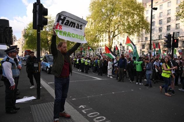 May 7, 2024, London, England, United Kingdom: One counter protester holds a banner reading Ã¢â‚¬oeHamas are terroristsÃ¢â‚¬Â during the emergency protest for Palestine. London United Kingdom - ZUMAf183 20240507_zip_f183_037 Copyright: xCalxFordx