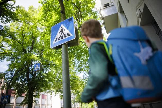 Symbolic photo of a schoolchild in traffic A six-year-old boy stands with his satchel on his back in front of a pedestrian crossing sign in front of an elementary school Berlin, 08 05 2024 Berlin Germany Copyright: xThomasxTrutschelxphotothek.dex
