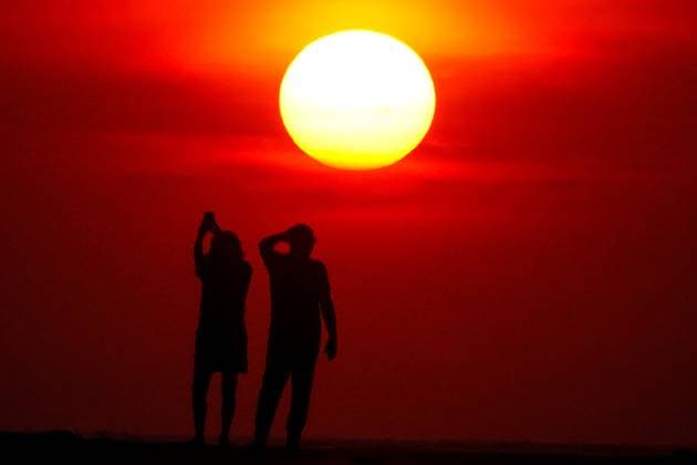 May 8, 2024, Isle Of Palms, Sc, United States: A couple, silhouetted by the sunrise, takes a selfie as the beach season along the Low Country region began in earnest with sunny skies and temperatures in the mid-80Ã¢â‚¬â ¢s, May 8, 2024 in Isle of Palms, South Carolina. Isle Of Palms United States - ZUMAe02_ 20240508_zaf_e02_005 Copyright: xRichardxEllisx