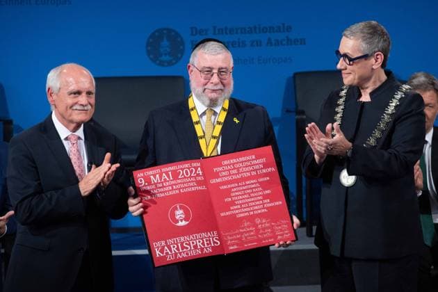 f l Juergen LINDEN, Jürgen, Chairman of the Charlemagne Prize Board of Directors, Chief Rabbi Pinchas GOLDSCHMIDT, President of the Conference of European Rabbis CER , Sibylle KEUPEN, Mayor of the City of Aachen, International Charlemagne Prize of the City of Aachen, Award ceremony for Chief Rabbi Pinchas GOLDSCH