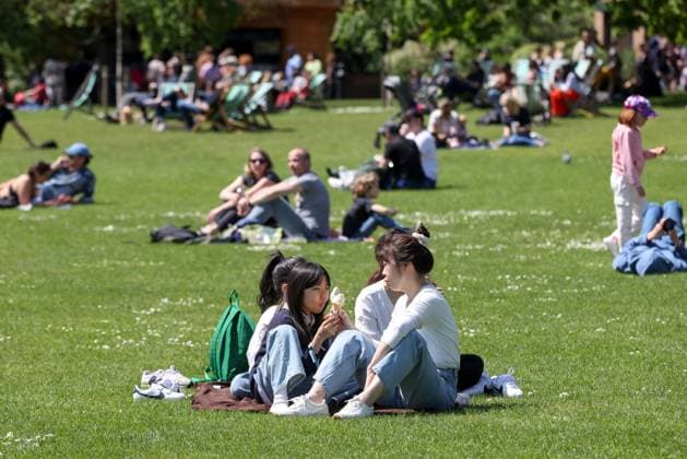 May 8, 2023, London, United Kingdom: Members of the public enjoy the mini heatwave in London. Warm weather conditions are forecasted over the next few days with the temperature reaching 25C in many parts of the UK. London United Kingdom - ZUMAs197 20230508_aab_s197_001 Copyright: xStevexTaylorx